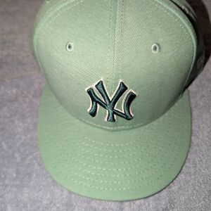 *** BASEBALL HAT *** Green New York Yankees on Light Green Baseball Hat